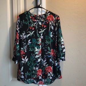 Rose and olive brand tunic top floral. Size medium